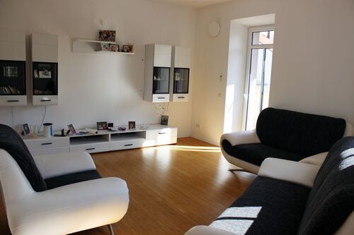 Wohnzimmer mit Balkon - 3-Zimmer Altbau Loft Wohnung am Lech: 63 qm, kernsaniert, 2 Balkone, Parkett, Küche, ruhig, nähe KUKA, provisionsfrei