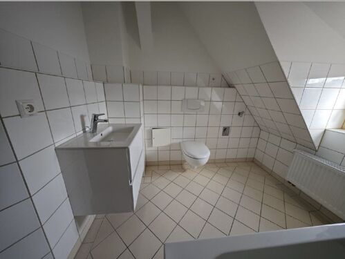 Bad 1b - Dachgeschoßwohnung mit 55,00 m&sup2; in Kahla zur Miete