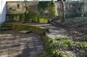 Gartenmauer mit terassierten Sitzbereichen - 