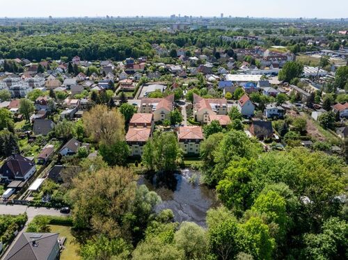 in green and quite area - close to city centre - 