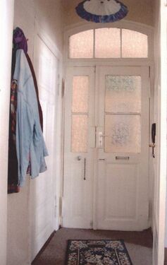 Wohnungseingangstür und Flur exemplarisch - 