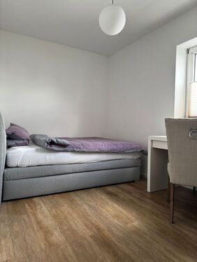 Büro / Kinderzimmer mit Einbauschränken - 