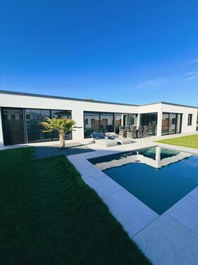 Gartensicht mit Pool - 7 Zimmer Bungalow in Winsen