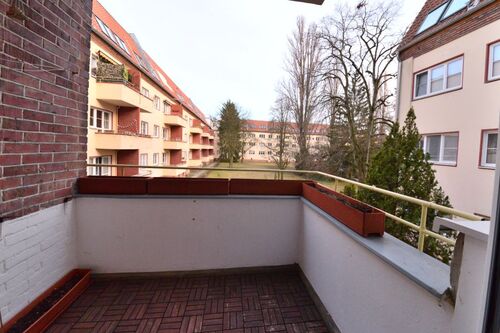 Wohnzimmer/ Balkon - 3- Zimmerwohnung mit 78,38 m&sup2; in Berlin zum Kaufen
