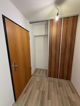Eingangsbereich mit Einbauschrank - 4- Zimmerwohnung mit 100,97 m&sup2; in Berlin zum Kaufen