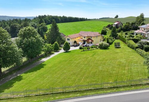 Frontansicht - Vorderer Gartenbereich - Einfahrt - 