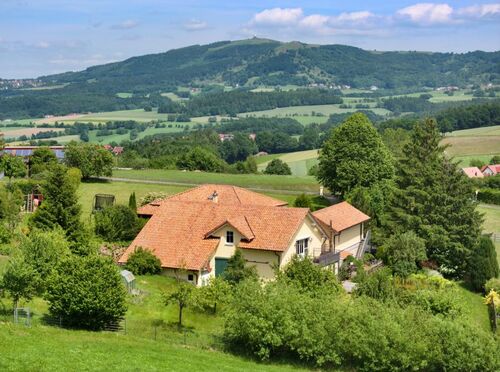 Haus Rückseite mit Blick auf Wasserkuppe - Einfamilienhaus mit 330,00 m&sup2; in Poppenhausen zum Kaufen