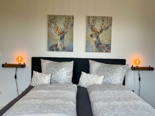 Schlafzimmer 1 - mit Blick in den Garten - 