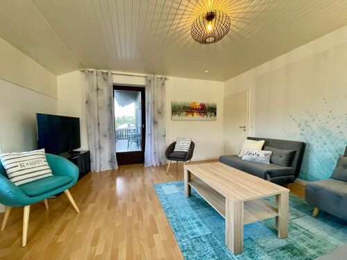 Wohnzimmer - lichtdurchflutet - 5 Zimmer 5- Zimmerwohnung zur Miete in Taching