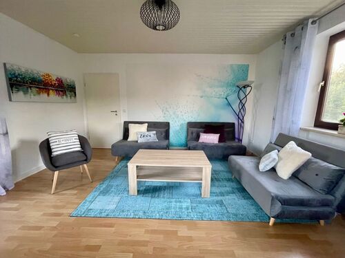 Wohnzimmer - lichtdurchflutet - Wohlfühlwohnung auf Zeit - fußläufig zum Tachinger See