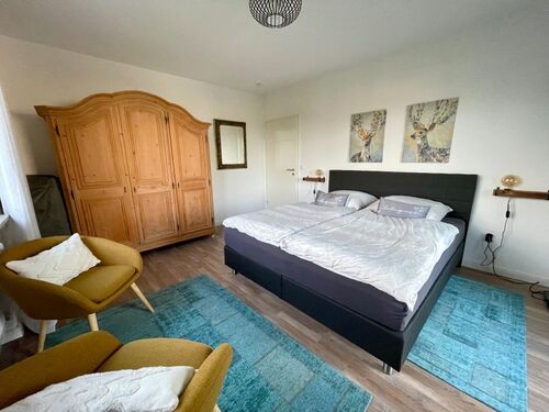 Schlafzimmer 1 - mit Blick in den Garten - 