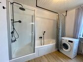 Bad - komfortabel mit Wanne, Dusche und Waschmaschine - 