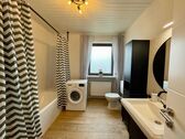 Bad - komfortabel mit Wanne, Dusche und Waschmaschine - 