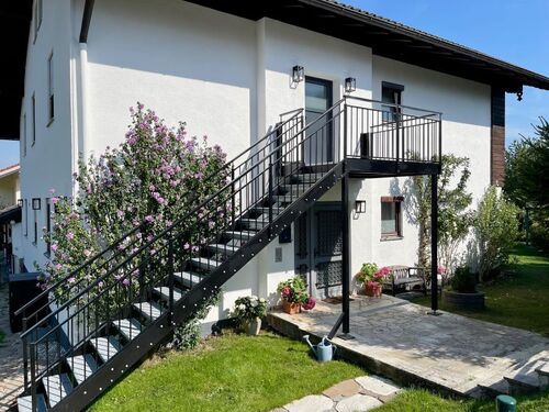 Vorderansicht- einladender Eingangsbereich mit Zugang zum Haus - 