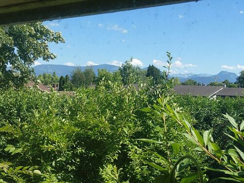 Blick vom Wohnzimmer in der Garten und die Berge - 