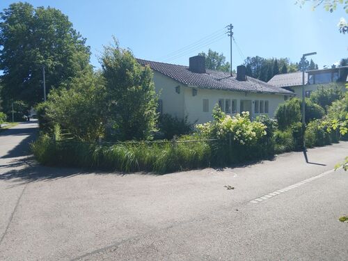 Blick von der Straße zum Haus - Grundstück in Rosenheim