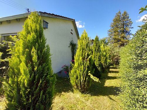 Blick vom herrlich großen Garten zum Haus Seitlich - Grundstück in Rosenheim zum Kaufen