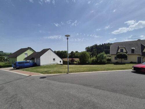 Außenansicht - Provisionsfrei* Erschlossenes Baugrundstück mit Massivgarage inkl. Geräteraum