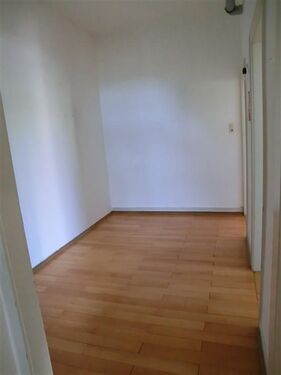 Flur, auch als Büro nutzbar - Etagenwohnung mit 67,50 m² in Reutlingen zur Miete