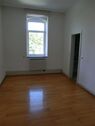 Schlafzimmer mit Tür ins Bad - 