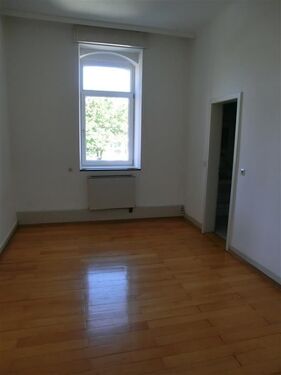 Schlafzimmer mit Tür ins Bad - 