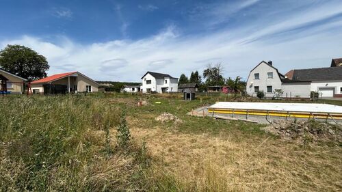 Sicht von Zuwegung nach rechts - Grundstück in Kitzscher