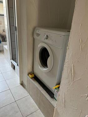 Waschmaschine im Durchgang zum Bad - 