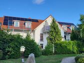 Hausansicht mit PV - 3 Zimmer Dachgeschoßwohnung zum Kaufen in Hohen Neuendorf