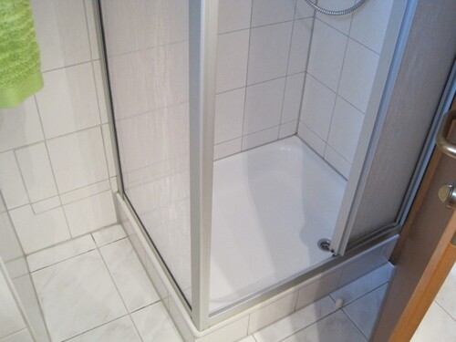 Bad mit Dusche und Fenster - 