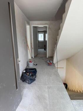 Hauseingang EG - Kellertreppe - 3.5 Zimmer Maisonettenwohnung zur Miete in Rösrath