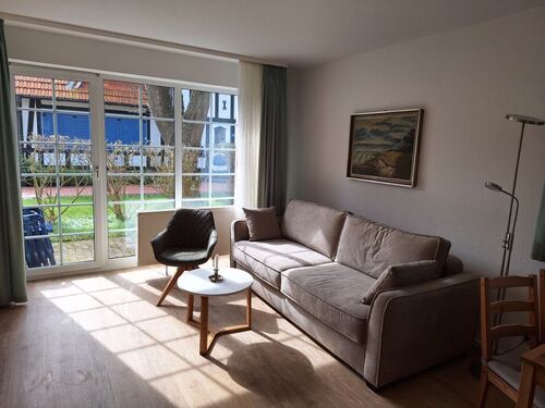 Wohnzimmer mit neuer Couch - 2- Zimmerwohnung mit 51,00 m&sup2; in Prerow zum Kaufen