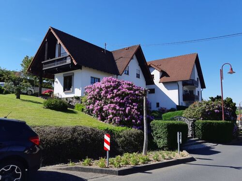 Aussenansicht-Eingang Suedost - Wohntraum im Grünen: Attraktive, helle 2-Zimmer-EG-Wohnung mit Terrasse, modernisiert & renoviert auf parkähnlichem Areal, Raubach