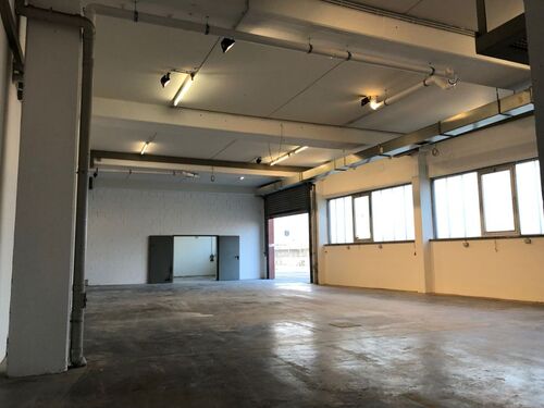 001 - Verkehrsgünstige Gewerbehalle m. Sanitärräumen, eigenem Tor und 2 Parkplätzen provisionsfrei