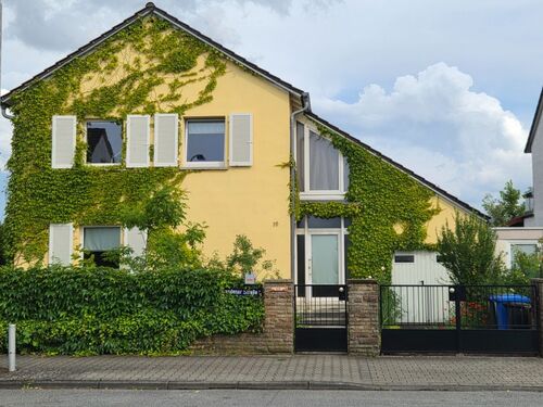 Haus Ansicht vorne - 6.5 Zimmer Einfamilienhaus zum Kaufen in Nauheim