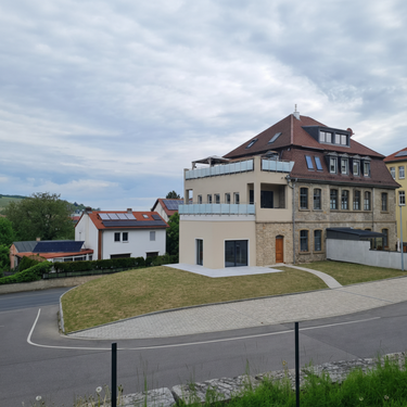 Gartenfläche mit Stellplätzen davor - 3 Zimmer Erdgeschoßwohnung zum Kaufen in Marktbreit