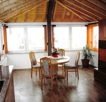 Aussicht, Sonne & Komfort: 2½‑Zi. DG‑Wohnung in gehobener Ausstattung - Wallbox‑Vorbereitung - Schönaich