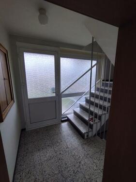 01_Treppenhaus - 6 Zimmer Zweifamilienhaus zum Kaufen in Wesel