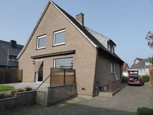 02_Haus Rückansicht und Auffahrt - Zweifamilienhaus mit 135,00 m&sup2; in Wesel zum Kaufen