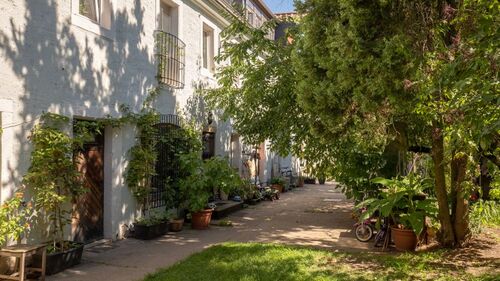 Hof-TürMaisonettewohnung-Richtung Tor-Blauberg_1 - 16 Zimmer Einfamilienhaus in Kreischa