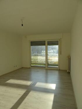 Wohnzimmer - Helle 2-Zimmer-Wohnung mit Balkon im EG in Rüsselsheim