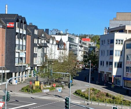 Blick von der Wohnung in die Fußgängerzone - Tiefgaragenplatz PKW und Motorrad Zentrum Gummersbach