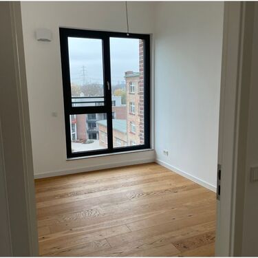 Großzügige Zimmer mit bodentiefen Fensterelementen und hellem Raumgefühl - 5 Zimmer Einfamilienhaus zum Kaufen in Frankfurt am Main