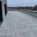 Umlaufende Dachterrasse mit ca. 140 m² tatsächlicher Fläche und beeindruckendem Skylineblick - 