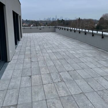 Umlaufende Dachterrasse mit ca. 140 m² tatsächlicher Fläche und beeindruckendem Skylineblick - 