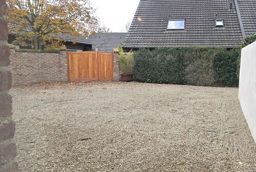 Vorplatz mit Stellplätzen - 