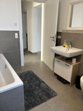 Bad 2 - 4- Zimmerwohnung mit 100,00 m&sup2; in Montabaur zur Miete