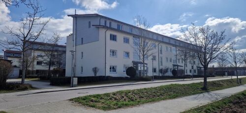 01 Hausansicht Nord-Ost - Provisionsfrei* (Von Privat) Charmante 4-Zimmer Wohnung mit Balkon sowie Außenstellplatz in Kirchheim bei München