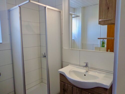 Duschbad_2_EG_Ramsen - 8 Zimmer Einfamilienhaus in Ramsen