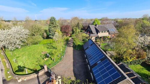 Blick auf Einfahrt, Garagen u. Haus - 