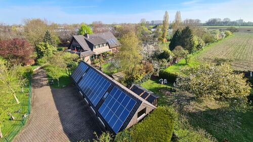 Blick auf Einfahrt, Garagen u. Haus - 